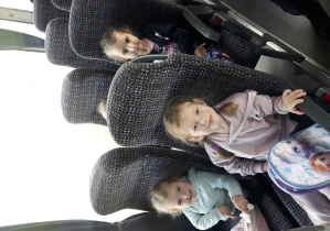 Dzieci podczas jazdy autobusem